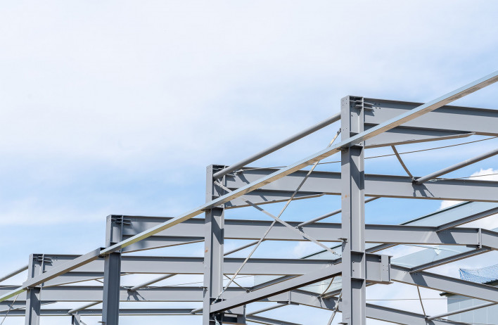 Industriebauprojekt in Steinhaus bei Wels während der Bauphase, Stahlkonstruktionen in Arbeit