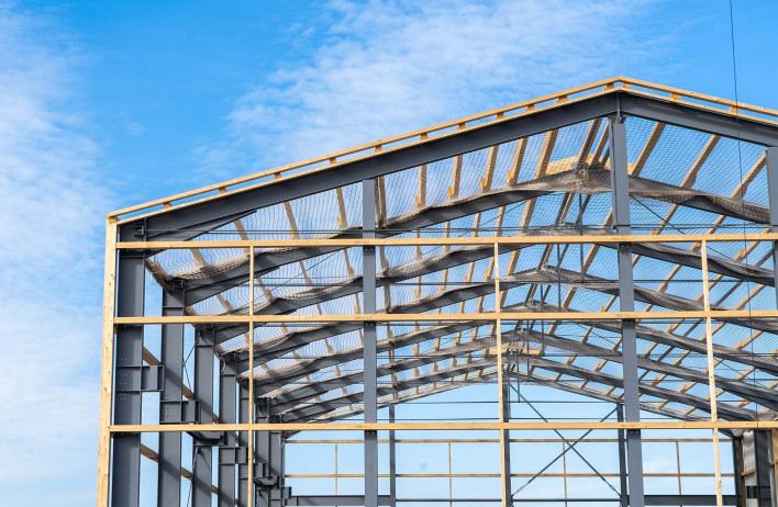 Industriebauprojekt in Steinhaus bei Wels während der Bauphase, Stahlkonstruktionen in Arbeit